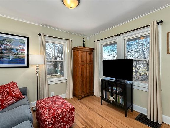 3rd image of 4920 Buena Vista St