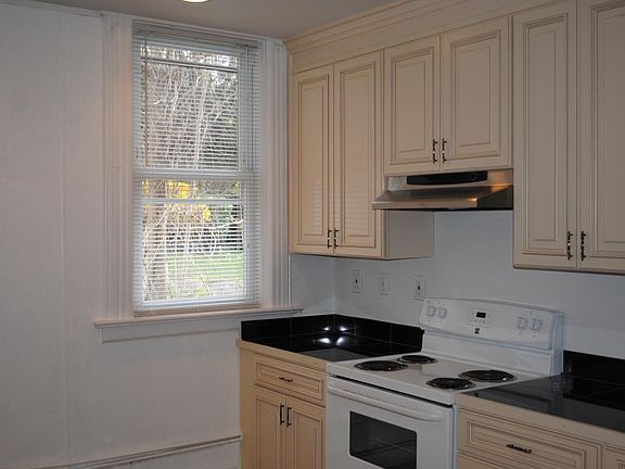 Kitchen - alt view - 14.5'x13'