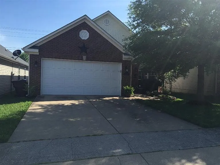 121 Christopher Dr photo 1