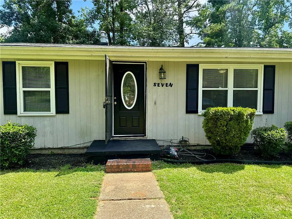 3 bed, 2.0 bath, 1080 sqft, $1,550 — Photo 1
