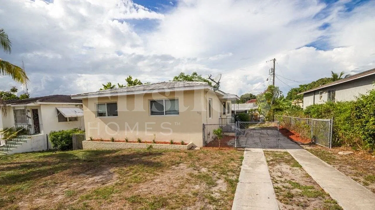 3 bed, 1.5 bath, 1329 sqft, $3,045 — Photo 1