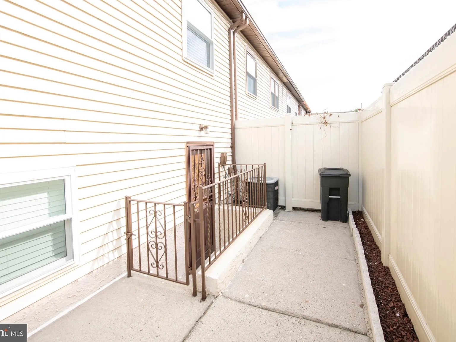2 bed, 1.5 bath, 1086 sqft, $2,100 — Photo 3