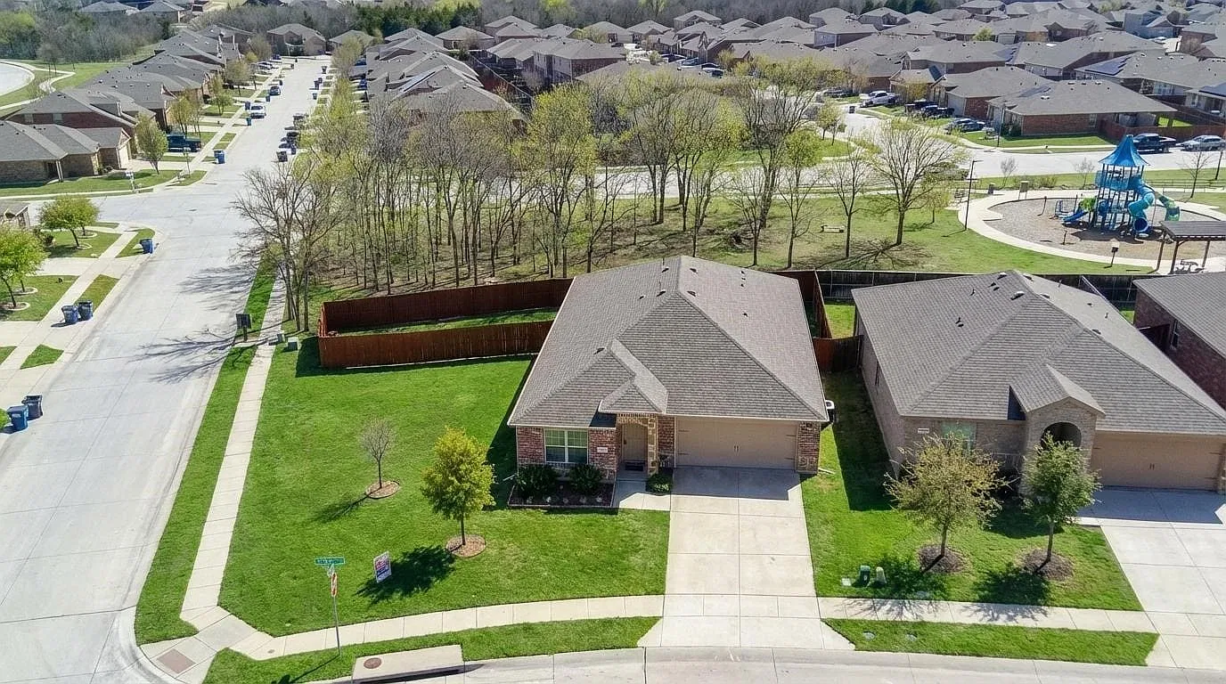 4 bed, 2.0 bath, 1892 sqft, $2,300 — Photo 4