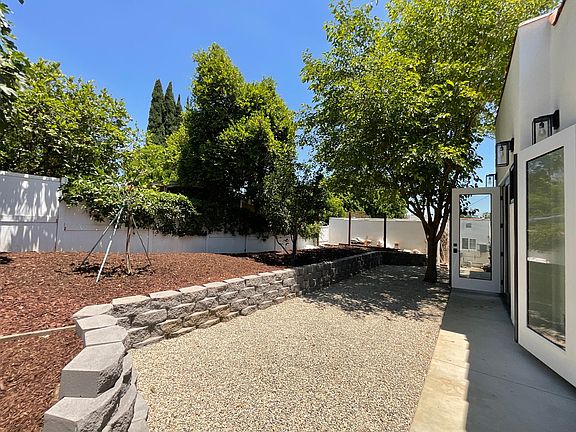 Low maintenance yard w/ mature fruit trees - minimal watering needed
