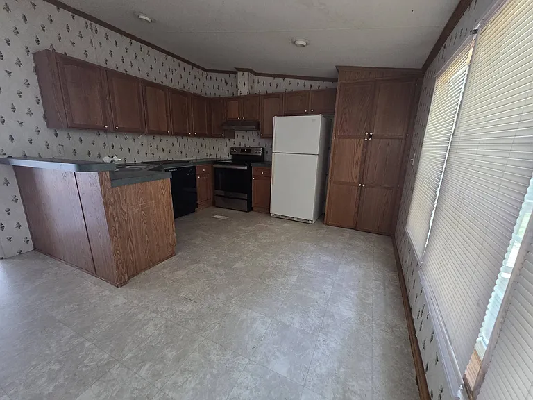 222 Blackburn St — Photo 22