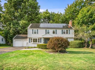 8 Tanglewood Rd, West Hartford, CT 06117