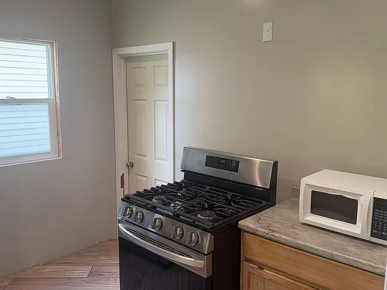 247 E Pearl St — Photo 8