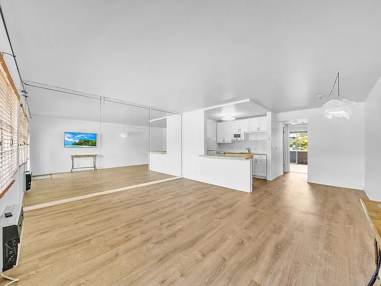 127 Westbury #G — Photo 5
