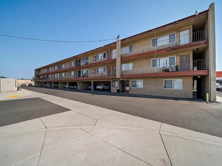 Well-maintained exterior with convenient access to on-site parking and a wide driveway.
