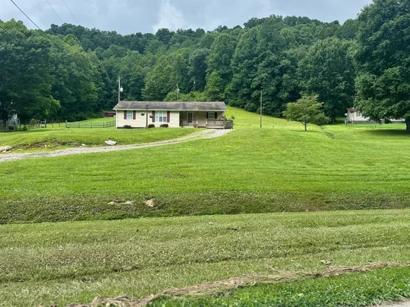 110 April Dr, Glen Daniel, WV 25844