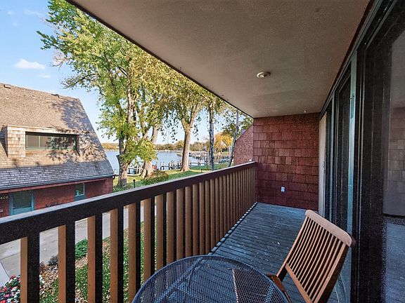 4th image of 423 Lake St