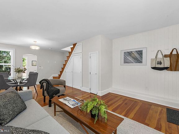 3rd image of 914 15th St SE