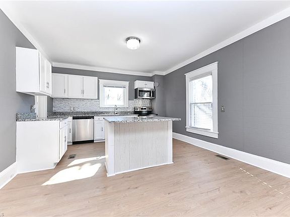 5th image of 724 Julian St