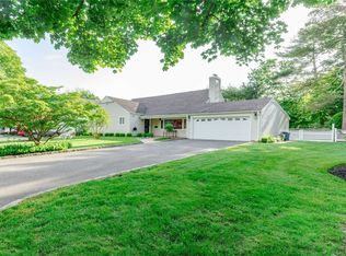 33 Bluebird Dr, Roslyn Heights, NY 11577