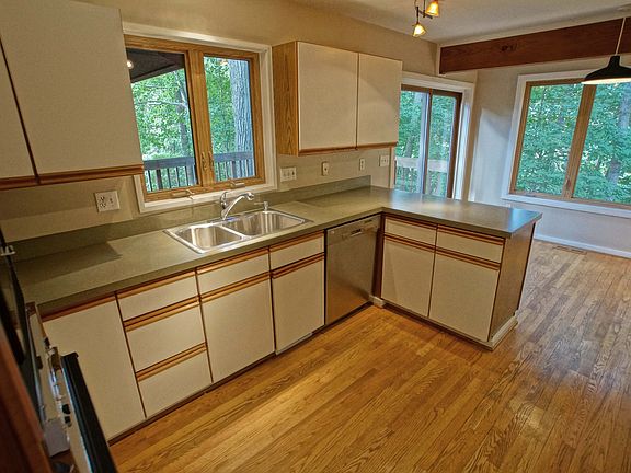 5th image of 635 Rockwood Dr