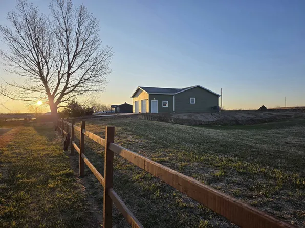 3884 W HIGHLAND DR, North Platte, NE 69101