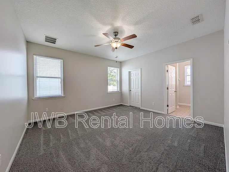 94 Carlson Ct — Photo 5