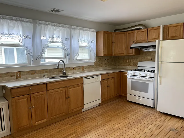 9 Royal Ave — Photo 6