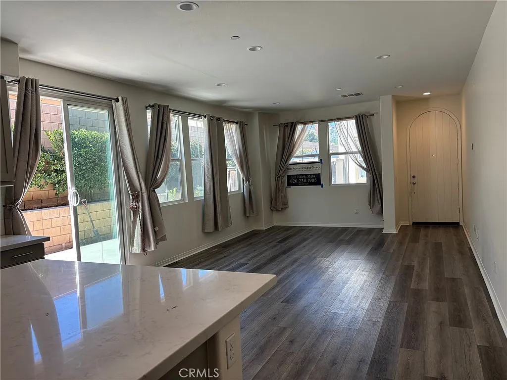 3 bed, 3.5 bath, 1740 sqft, $3,400 — Photo 4