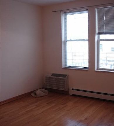 4th image of 2849 48th St