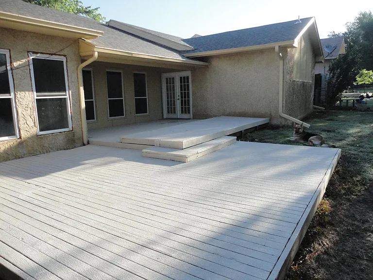 1033 W Queens St — Photo 2