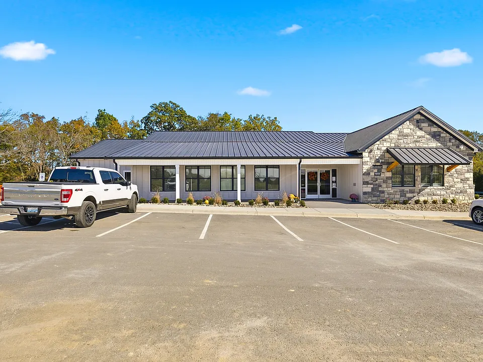 Clubhouse/leasing office (includes the community room, business center, meeting room, 24/7 fitness center, coffee/tea/ice water bar and washer/dryers.