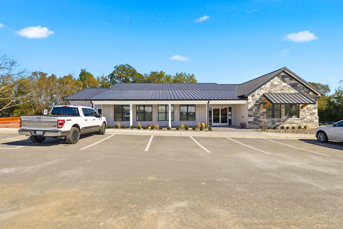 Clubhouse/leasing office (includes the community room, business center, meeting room, 24/7 fitness center, coffee/tea/ice water bar and washer/dryers.