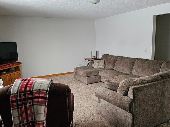 5th image of 900 Pleasant Ave S