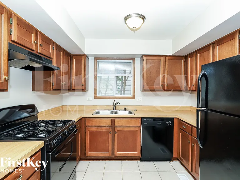 1045 Camden Ln — Photo 7