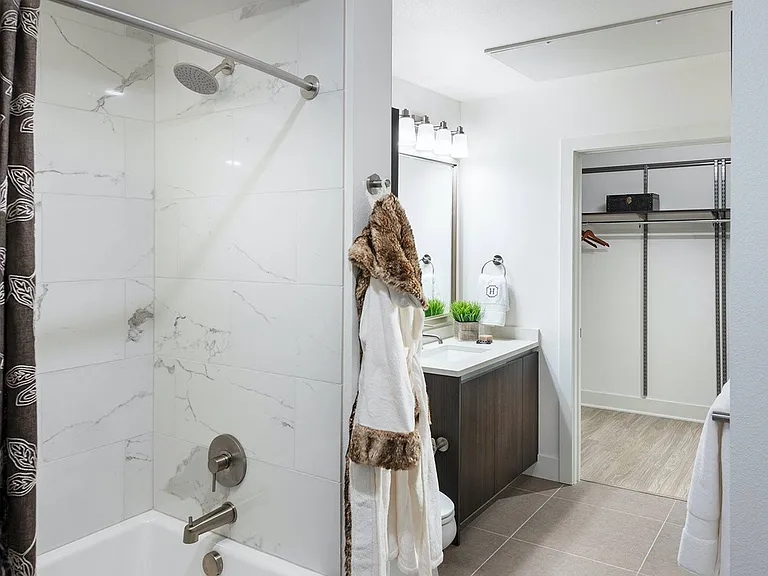 Luxurious Bathroom with Walk-in closet