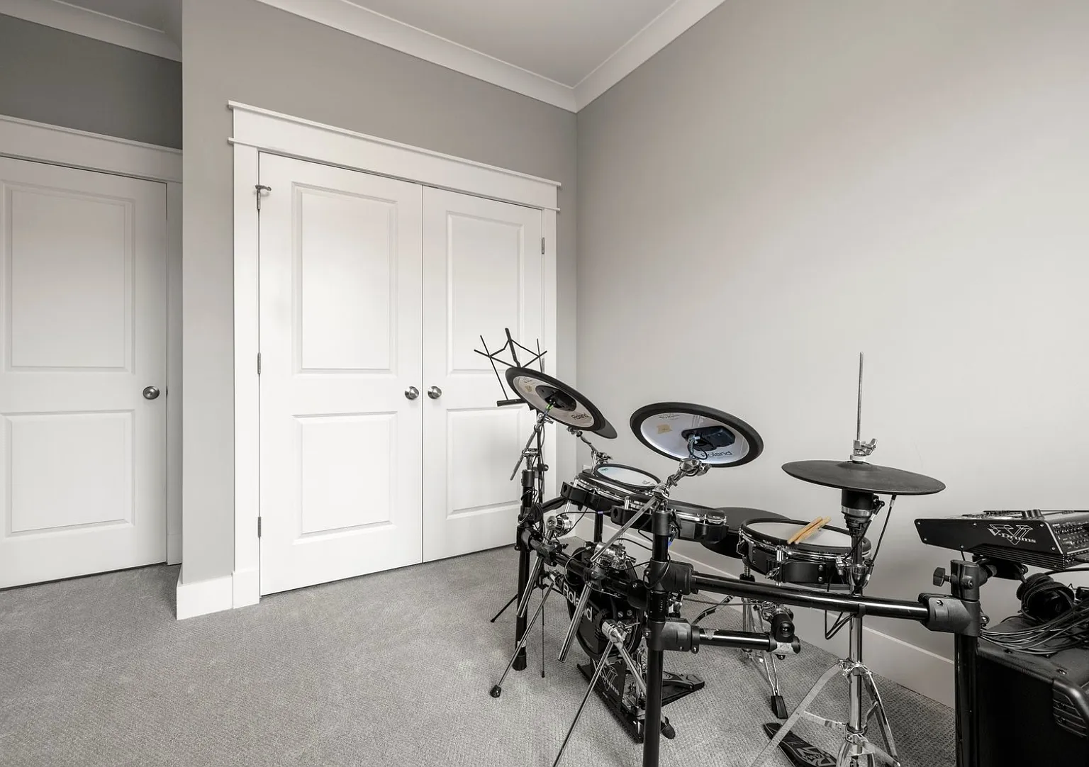 3 bed, 2000 sqft, $5,999 — Photo 2