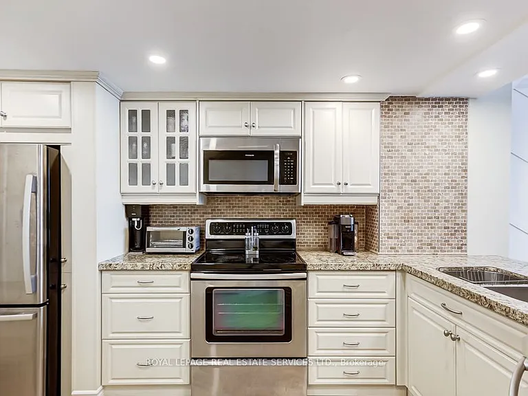 77 Maitland Pl #Penthouse 23 — Photo 9