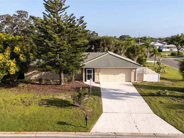 225 Chardin Dr, Nokomis, FL 34275