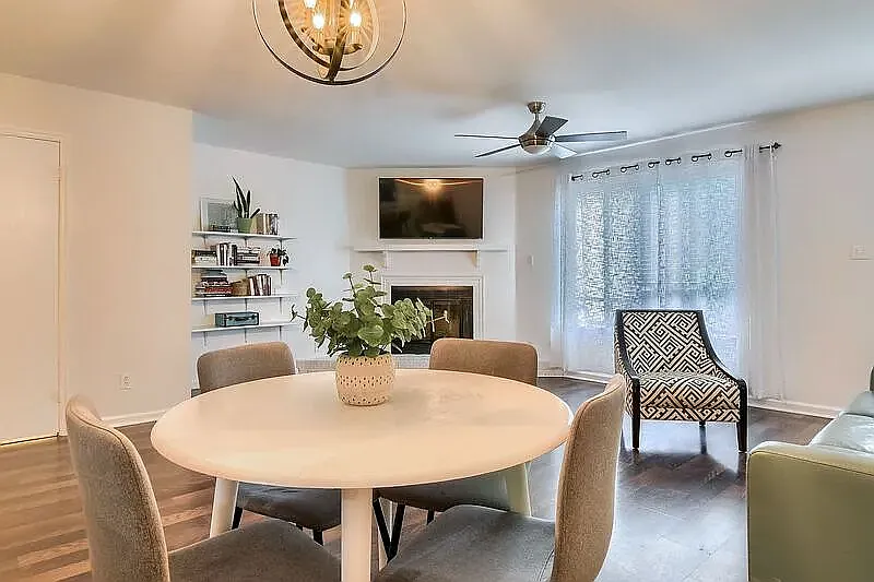 2 bed, 2.5 bath, 1336 sqft, $1,650 — Photo 4