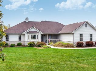 W173N5542 Ravenwood Dr, Menomonee Falls, WI 53051