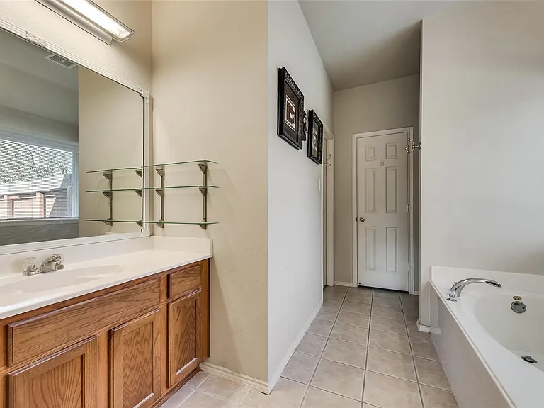 2431 Fieldcrest Dr — Photo 10