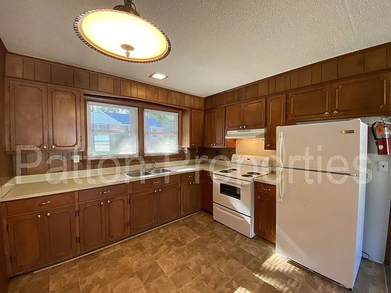 221 S Lucas St — Photo 6