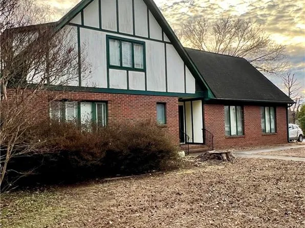 2016 Candelar Dr, High Point, NC 27265