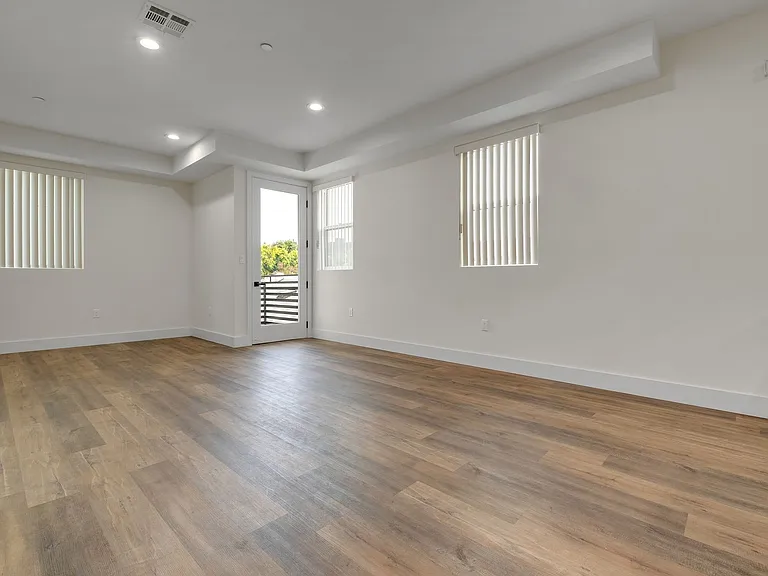 11619 Ayres Ave — Photo 10