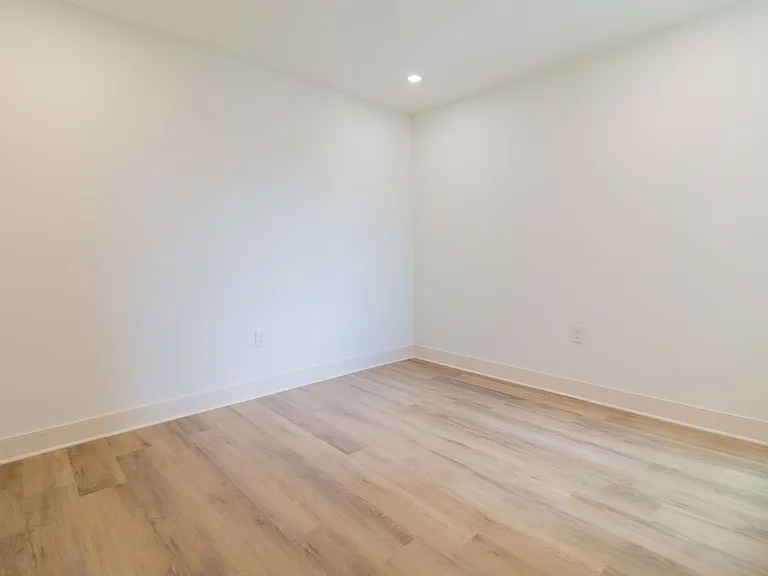 Huntington Apartments — Photo 41