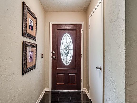 4th image of 2725 Warwick Dr