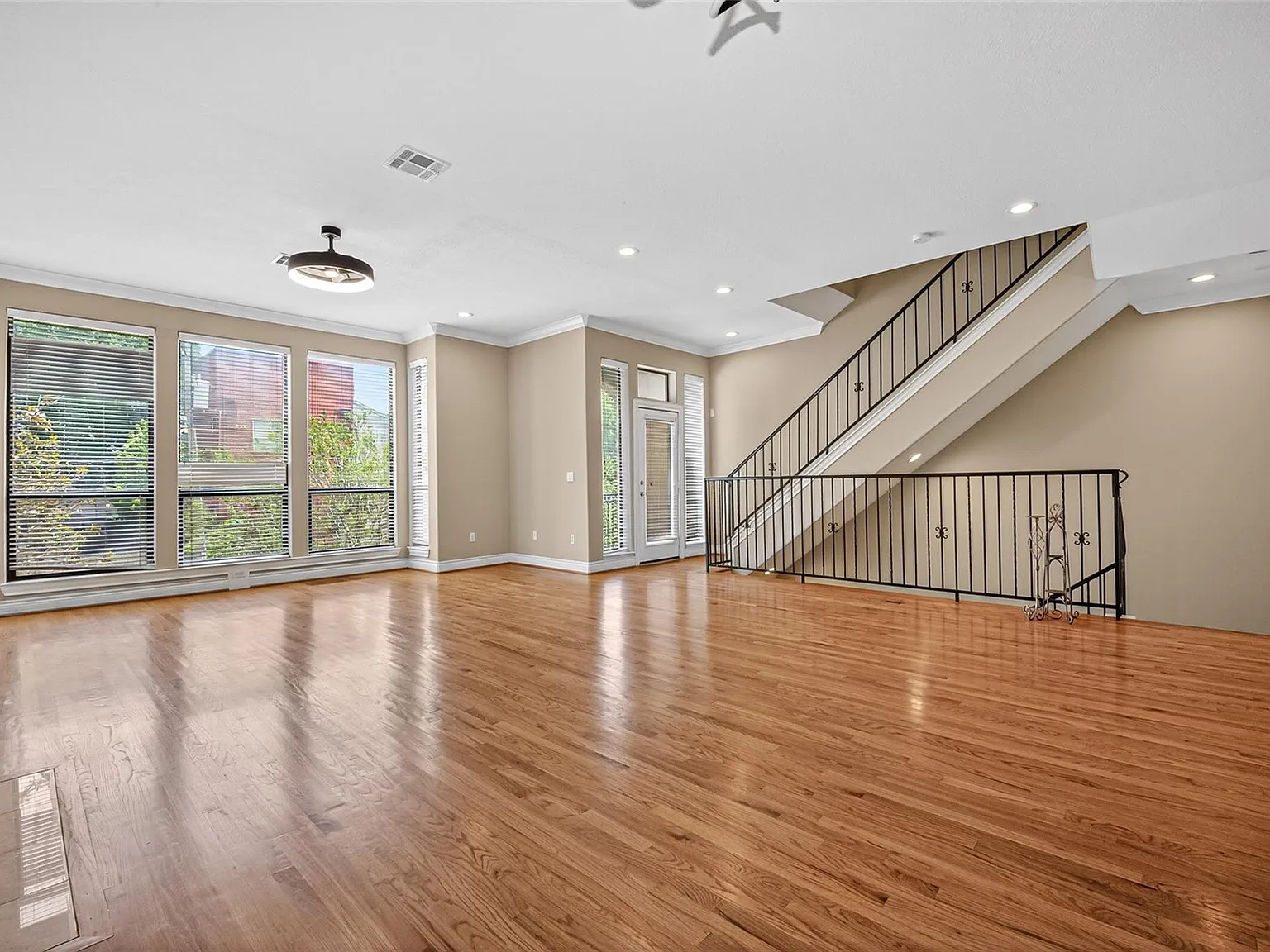 3 bed, 3.5 bath, 2510 sqft, $2,900 — Photo 3