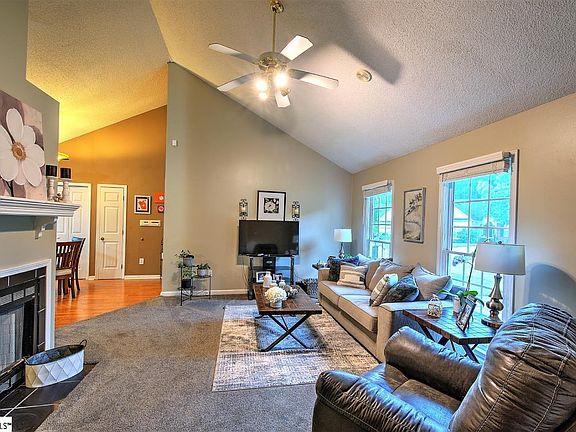 5th image of 615 Oak Valley Dr