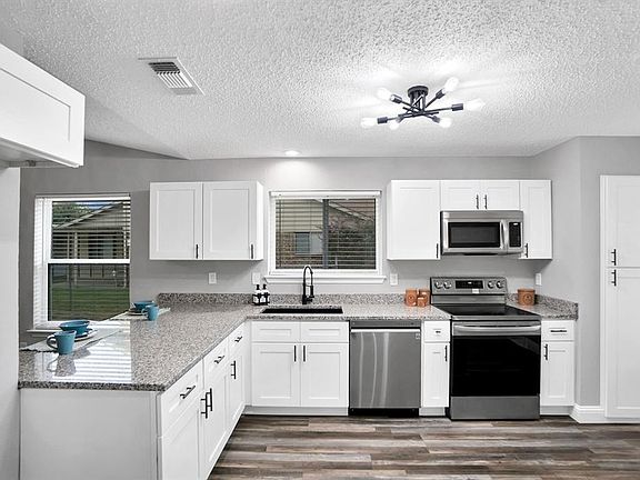 2nd image of 3947 Queens Ct
