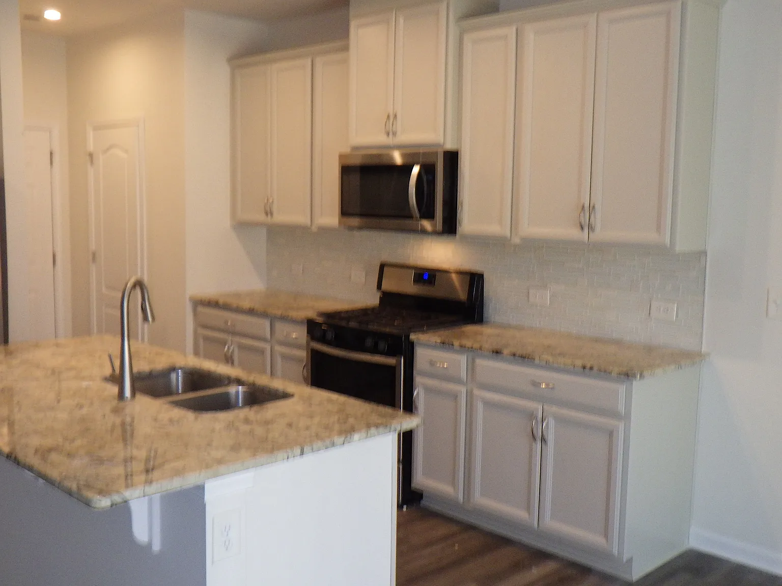 3 bed, 2.5 bath, 1804 sqft, $2,100 — Photo 3