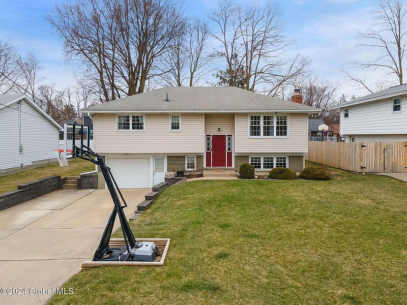 3rd image of 2070 Rensselaer Avenue