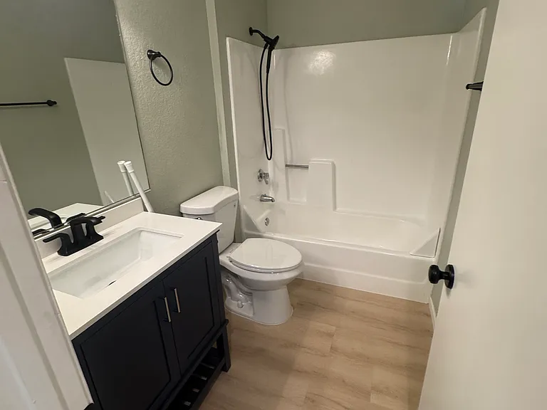 1043 Southwood Dr #J — Photo 29