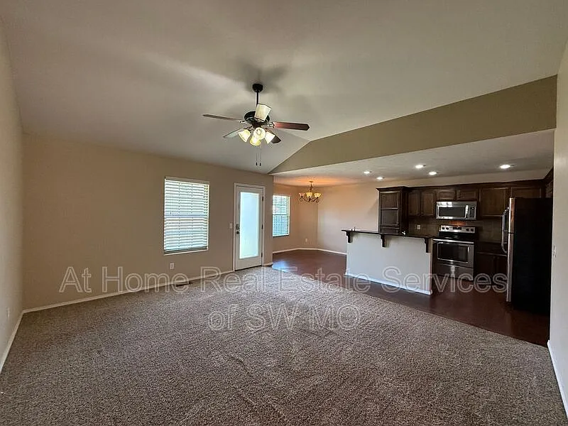 3 bed, 2.0 bath, 1308 sqft, $1,625 — Photo 4