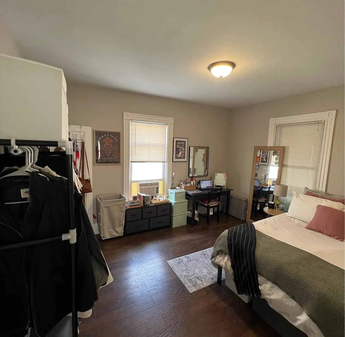 3 bed, 3300 sqft, $1,300 — Photo 1