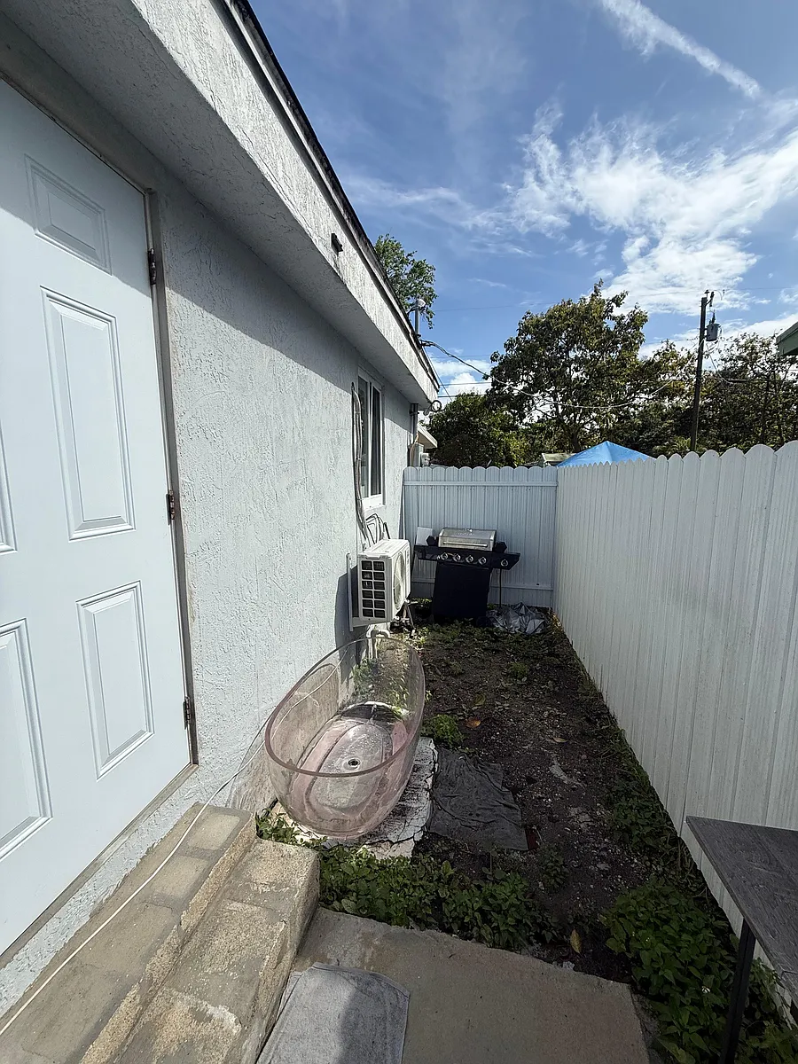 Building Photo - 1858 NW 115th St #1